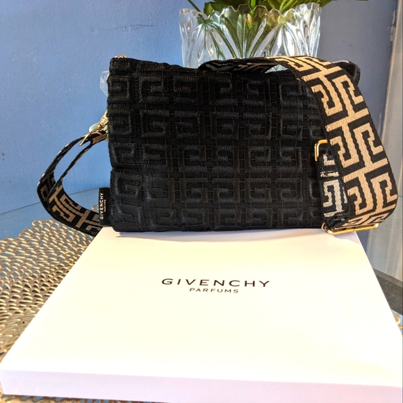 Givenchy pouch - Picture 1 of 11